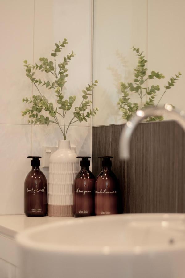 Stylish Haven Luxury Interiors In Prime Location Queenstown Exterior foto
